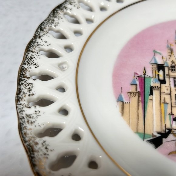 Disney Vintage Disneyland Resort Dining Plate With Castle Front Gold 22k Trim - Picture 3 of 5